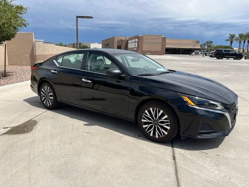 Used 2025 Nissan Altima 2.5 SV FWD image 5