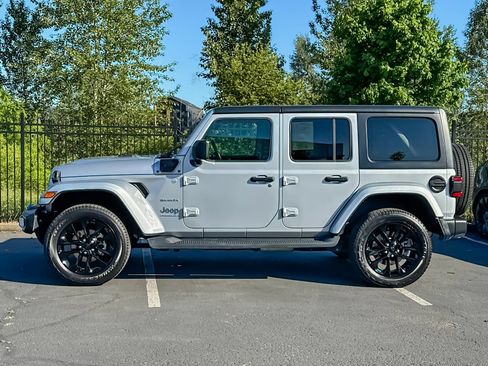 Used 2023 Jeep Wrangler Unlimited Sahara w/ Cold Weather Group AWD/4WD image 7
