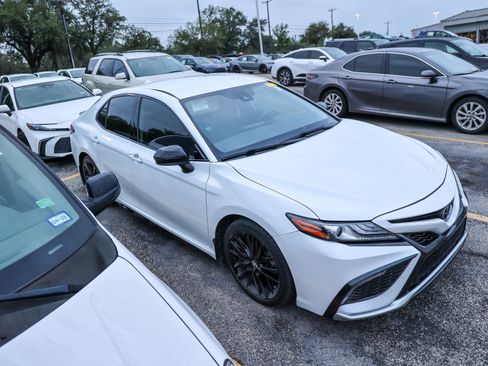 Used 2023 Toyota Camry XSE FWD image 9
