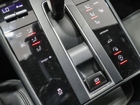 Used 2024 Porsche Macan AWD/4WD image 23