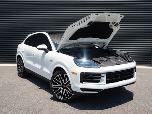 Certified 2026 Porsche Cayenne E-Hybrid Coupe AWD/4WD image 34