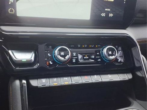 Used 2024 GMC Sierra 2500 AT4 w/ AT4 Preferred Package image 18