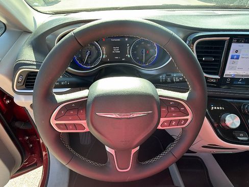 Certified 2024 Chrysler Pacifica Touring-L FWD image 26