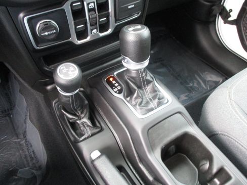 Used 2025 Jeep Wrangler Unlimited Sahara AWD/4WD image 30