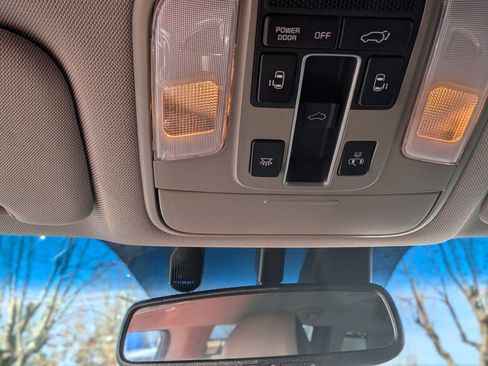 Used 2020 Kia Sedona SX image 32