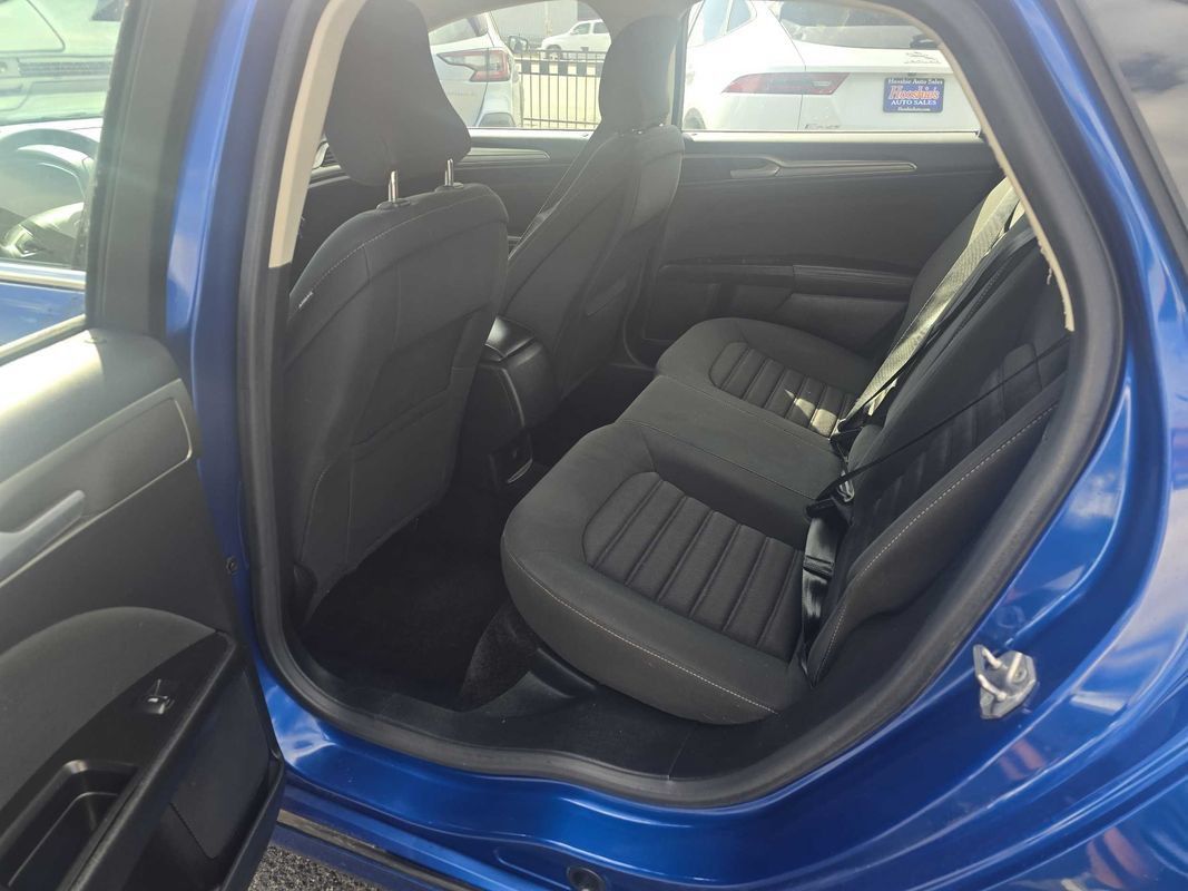 Used 2017 Ford Fusion SE FWD image 21