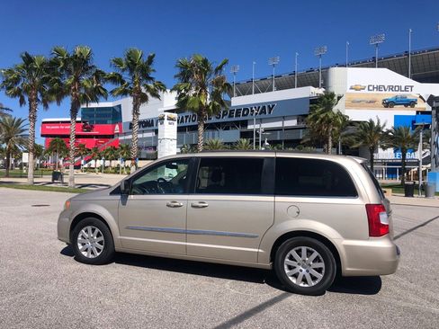 Used 2014 Chrysler Town & Country Touring image 2