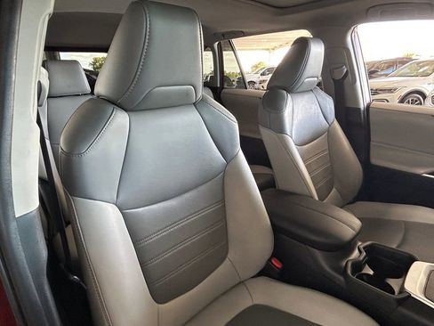 Used 2020 Toyota RAV4 XLE Premium image 32