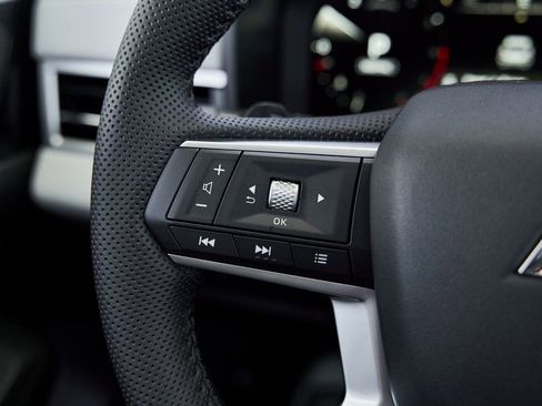 Used 2025 Mitsubishi Outlander SE image 35