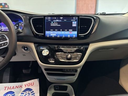 Used 2024 Chrysler Pacifica Touring-L image 30