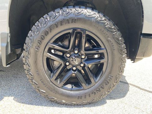 Used 2024 Chevrolet Silverado 1500 Custom Trail Boss w/ LPO, Dark Essentials Package AWD/4WD image 9
