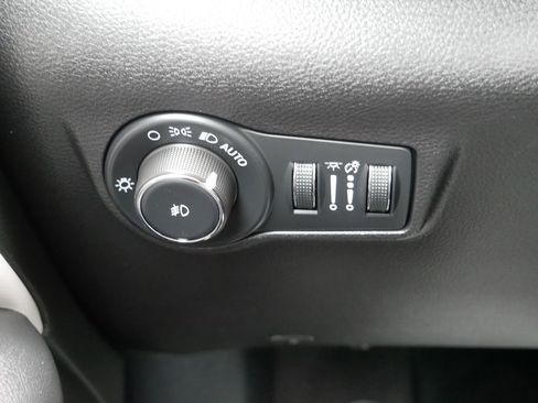 Used 2025 Jeep Compass Limited image 22