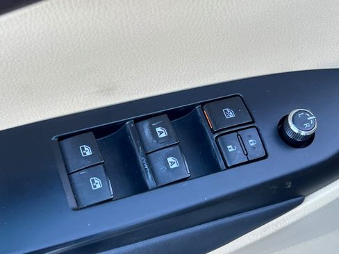 Used 2014 Toyota Highlander Plus FWD image 13