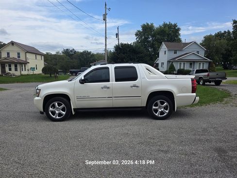 Used 2011 Chevrolet Avalanche LTZ AWD/4WD image 19