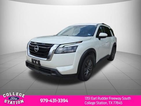 Used 2024 Nissan Pathfinder SV image 3