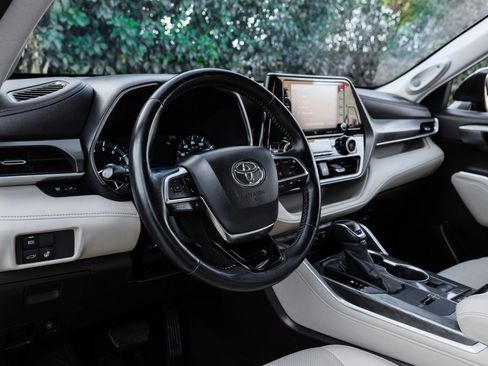 Used 2020 Toyota Highlander Limited image 3
