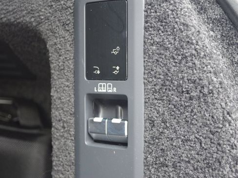 Used 2025 Land Rover Range Rover SE image 35