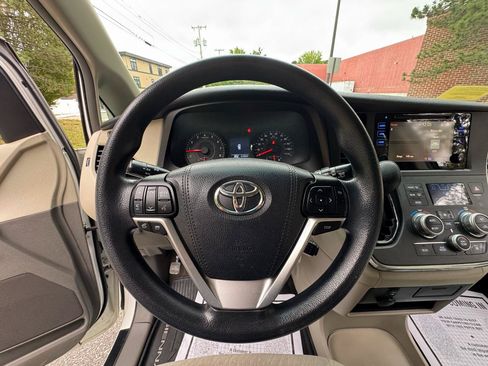 Used 2017 Toyota Sienna LE FWD image 16