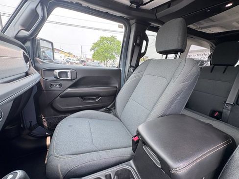 Used 2025 Jeep Wrangler Unlimited Sahara AWD/4WD image 14