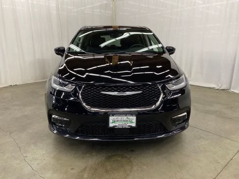 Used 2024 Chrysler Pacifica Touring-L FWD image 9