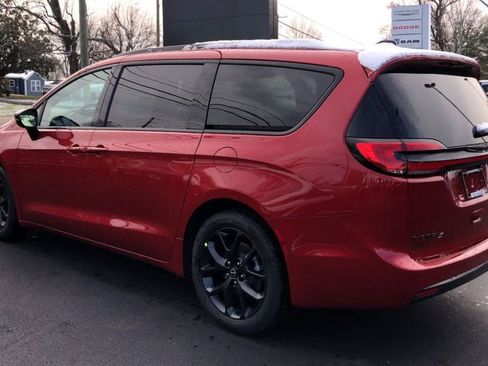 New 2026 Chrysler Pacifica Select w/ S Appearance Package FWD image 5