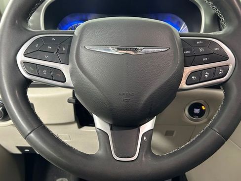 Used 2023 Chrysler Pacifica Touring-L image 32