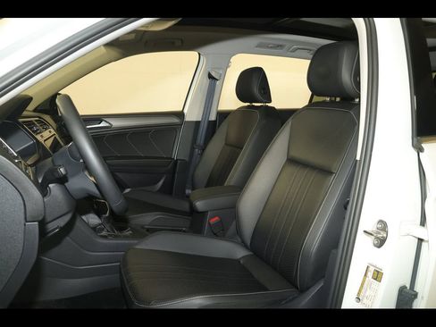 Used 2023 Volkswagen Tiguan SE w/ Panoramic Sunroof Package FWD image 17