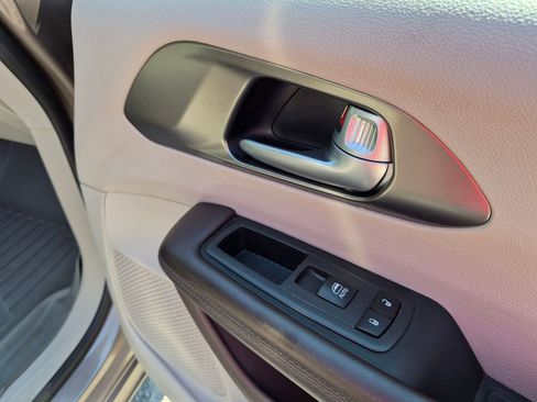 Used 2017 Chrysler Pacifica Touring FWD image 27