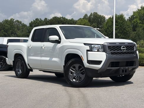 Used 2025 Nissan Frontier SV RWD image 2