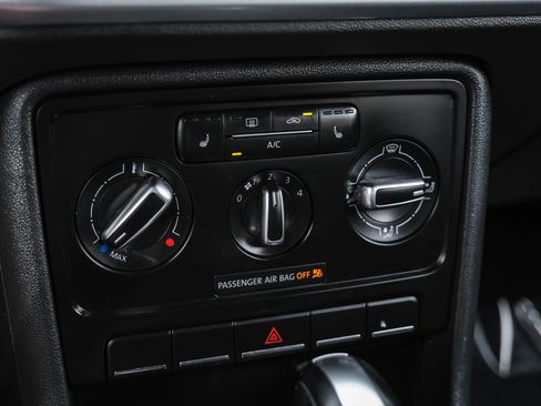 Used 2013 Volkswagen Beetle 2.5 image 20