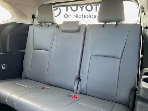 Used 2020 Toyota Highlander XLE AWD/4WD image 23