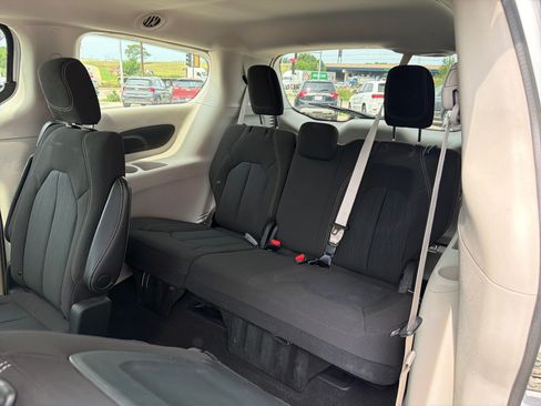 Used 2022 Chrysler Voyager LX FWD image 25