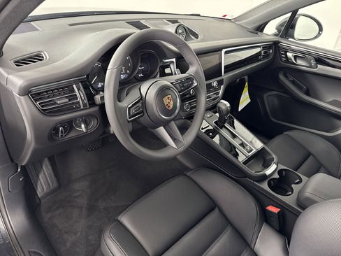 Certified 2025 Porsche Macan image 4