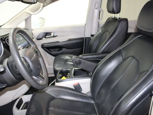 Used 2022 Chrysler Pacifica Touring-L FWD image 13