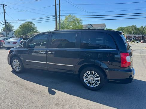 Used 2015 Chrysler Town & Country Touring-L w/ Driver Convenience Group image 9