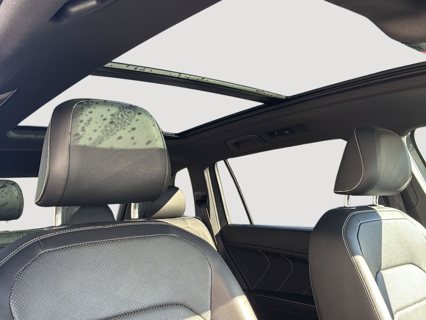 Used 2022 Volkswagen Tiguan SEL R-Line AWD/4WD image 11