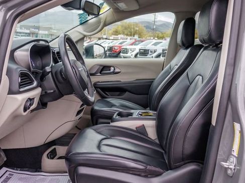 Used 2023 Chrysler Pacifica Touring-L FWD image 6