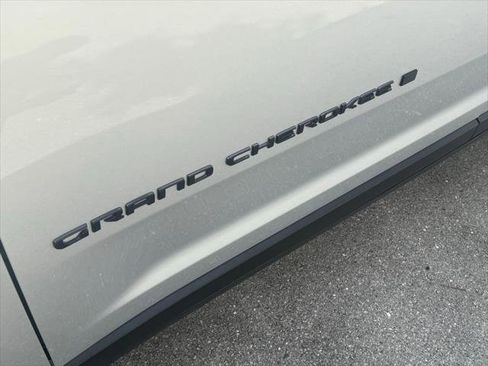 Certified 2025 Jeep Grand Cherokee Limited w/ Black Appearance Package RWD image 31