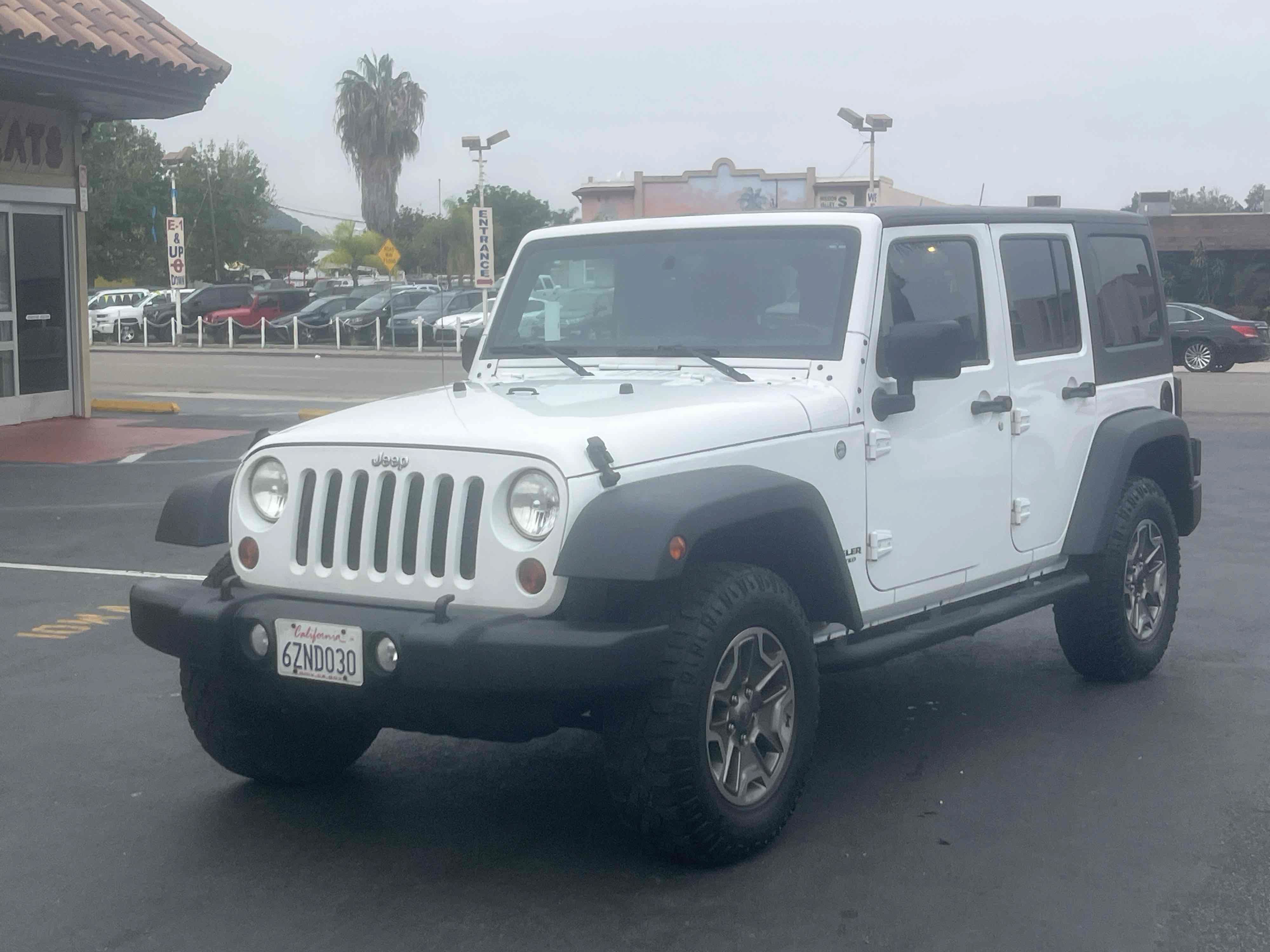 Used 2013 Jeep Wrangler Unlimited Rubicon w/ Connectivity Group AWD/4WD image 2