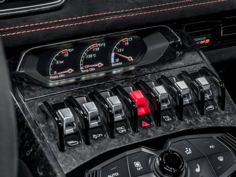 Used 2018 Lamborghini Huracan Performante AWD/4WD image 24