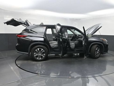 Used 2022 Toyota Highlander XLE AWD/4WD image 41