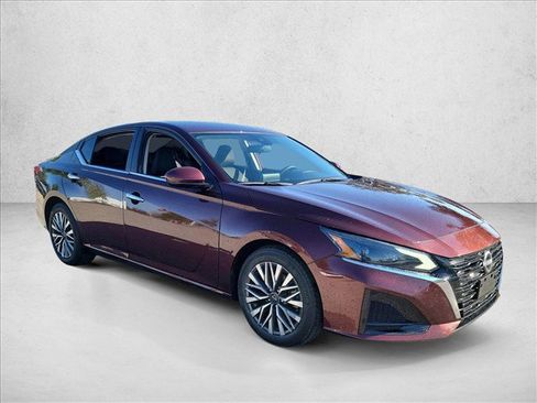 Used 2023 Nissan Altima 2.5 SV FWD image 2