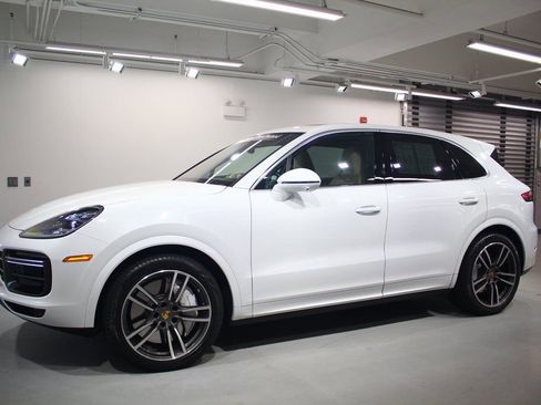 Used 2022 Porsche Cayenne Turbo image 14