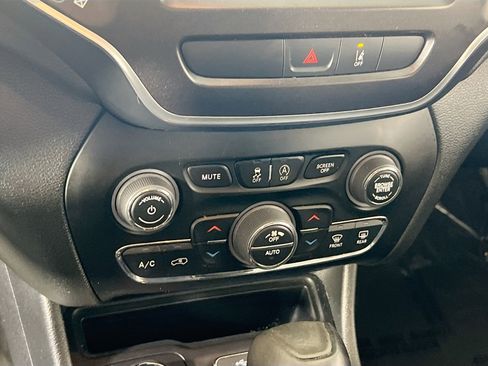 Used 2022 Jeep Cherokee Trailhawk w/ Trailer Tow Group image 15