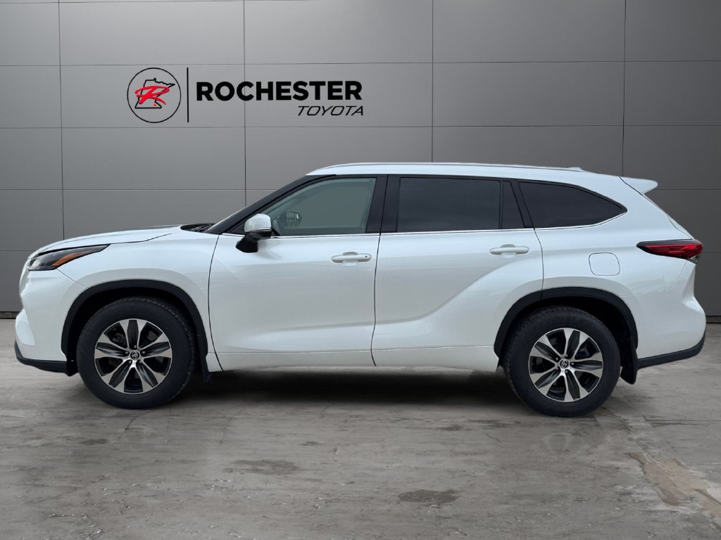 Certified 2022 Toyota Highlander XLE AWD/4WD image 2
