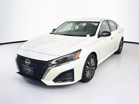 Used 2024 Nissan Altima 2.5 SV FWD image 3