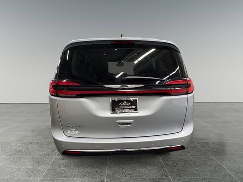 Used 2024 Chrysler Pacifica Touring-L FWD image 23