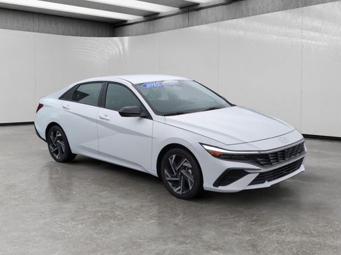 Used 2025 Hyundai Elantra Sport FWD image 1