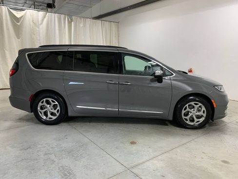 Used 2023 Chrysler Pacifica Limited FWD image 11
