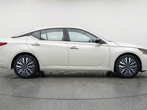 Used 2025 Nissan Altima 2.5 SV FWD image 11